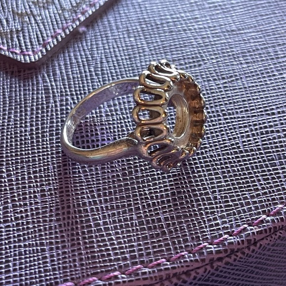 Kameleon jewelry box with five rings size 6 and 40 jewel pops as shown. - Picture 6 of 16